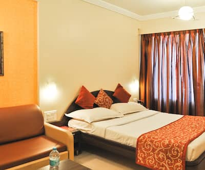 https://imgcld.yatra.com/ytimages/image/upload/t_hotel_yatra_city_desktop/v1391013442/Domestic Hotels/Hotels_Mahabaleshwar/Hotel Saket Plaza - Pure Veg/MBLR_Hotel_Saket_Plaza_Club_Room_1.jpg